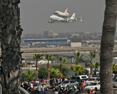 Endeavour arriving in LA